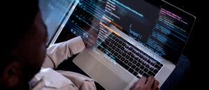 A TOPMIND, uma das principais empresas de Tecnologia da Informação da América Latina, anuncia a abertura de vagas para profissionais especializados em áreas como Analytics e Business Intelligence, entre outras. Mais de 60 posições para atuação no Brasil e em demais países da América Latina, como México e Chile, estão disponíveis. A empresa está em busca de Engenheiro de Dados, Cientista de Dados de Business Intelligence, Programador ABAP, Coordenador de Operações de Sistemas, Gerente de Projetos de Sistemas, Coordenador de TI, Analista de Suporte e Especialista em IS/IT Network, por exemplo. “A TOPMIND está engajada em diversos projetos com foco em Analytics e Business Intelligence. À medida que essas iniciativas continuam a crescem, buscamos novos profissionais que sejam capazes de atender nossos clientes com excelência, aproveitando suas experiências variadas”, afirma Sandra Maura, CEO da TOPMIND. De acordo com a executiva, os candidatos precisam estar em constante evolução em relação às habilidades e aos conhecimentos específicos de sua área de atuação, além de ter perfil analítico. “Para seguirmos apoiando de forma inovadora o processo acelerado de digitalização que nossos clientes atravessam, é fundamental que tenhamos profissionais capazes de atuar perante os desafios que são apresentados todos os dias”, explica. Bom relacionamento interpessoal, trabalho em equipe, além de capacidade para resolução estratégica de problemas também são importantes para os projetos a serem desenvolvidos na TOPMIND. Conhecimento avançado em inglês ou espanhol é necessário para determinadas oportunidades. As vagas preveem atuação de forma presencial ou no modelo híbrido, em contratos que vão desde modalidades temporárias, com possibilidade de prorrogação, até posições fixas. O profissional contará com benefícios compatíveis com o mercado, e possibilidade de crescimento dentro da empresa, que tem expandido suas operações no Brasil e nas Américas Latina e do Norte. Para participar do processo de seleção, os candidatos devem se cadastrar em https://jobs.quickin.io/topmind/jobs. Mais informações sobre os requisitos exigidos para cada vaga e a lista completa de oportunidades estão disponíveis no mesmo link, na página da TOPMIND no LinkedIn ou no site: www.topmind.com.br/trabalhe-conosco.