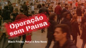Imagem retrata uma loja varejista em período de compras de fim de ano com pessoas correndo para fazer suas compras com o tema da campanha carimbado, "Operação Sem Pausa - Black Friday, Natal e Ano Novo"
