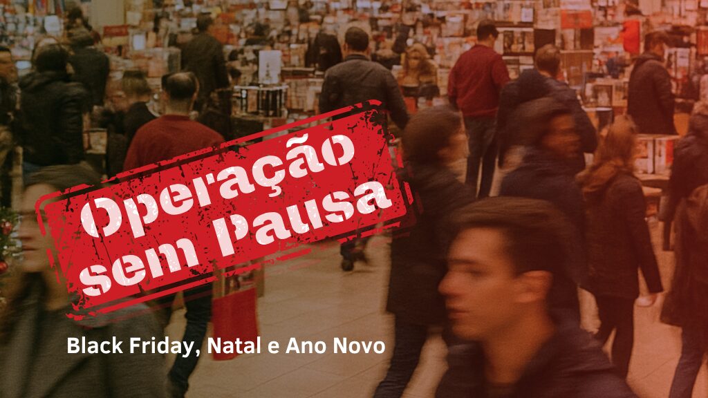 Imagem retrata uma loja varejista em período de compras de fim de ano com pessoas correndo para fazer suas compras com o tema da campanha carimbado, "Operação Sem Pausa - Black Friday, Natal e Ano Novo"