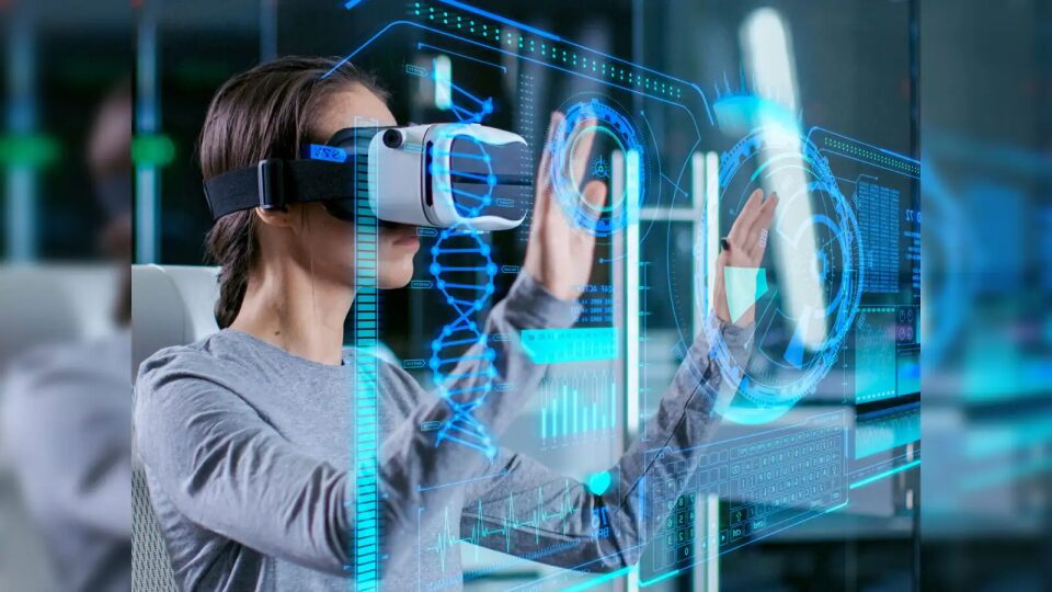 Mulher usando headset de RV interagindo com um holograma 3D de uma hélice de DNA e gráficos de barras flutuantes em um ambiente tecnológico.