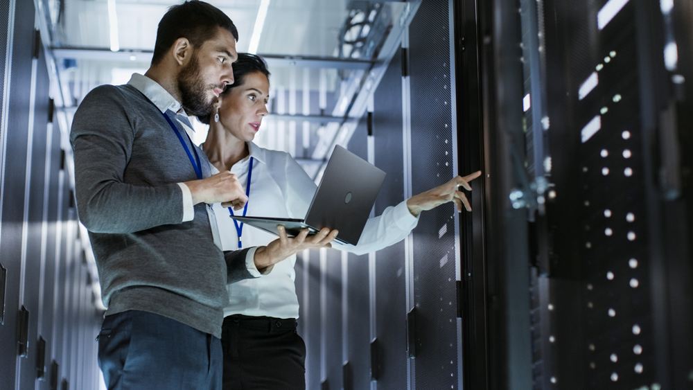 Consultores TOPMIND avaliando resultados em um data center
