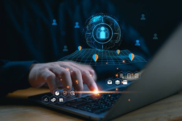 Profissional trabalhando em notebook com ícones de conexão global e recrutamento de talentos