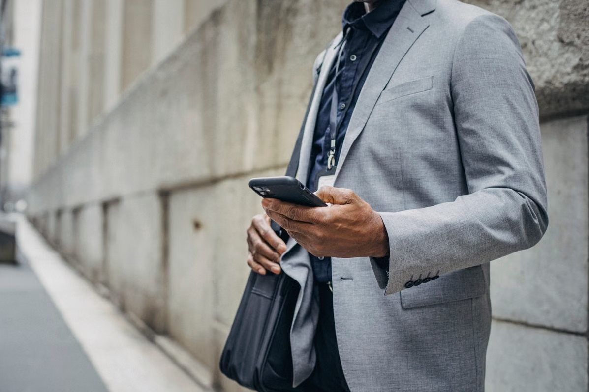 Gestor comercial recebendo a orientação do Trade pelo WhatsApp